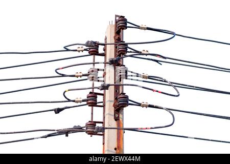 Elektrischer Mast und viele Drähte in weißem Hintergrund Stockfoto