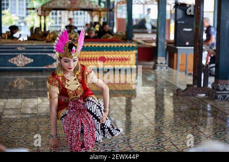 Javanische klassische Tänzerin tritt im Kraton, Yogyakarta, Indonesien auf Stockfoto