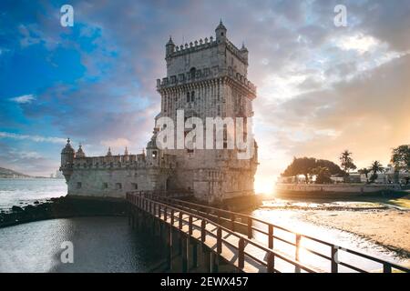 Lissabon, Belem Turm bei Sonnenuntergang am Ufer des Tejo. Stockfoto