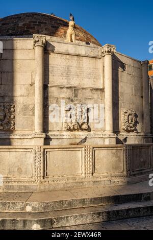 Dubrovnik, Kroatien - 22. Aug 2020: Großer Onofrio-Brunnen in der Altstadt Hauptstraße stradun Stockfoto