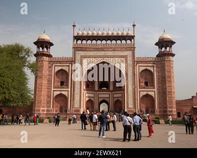 AGRA, INDIEN - 26. MÄRZ 2019: Außenaufnahme des Haupteingangstors zum taj mahal in agra, indien. Auch bekannt als Darwaza-i-rauza oder großes Tor. Stockfoto