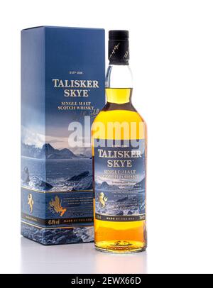 SWINDON, UK - 3. MÄRZ 2021: Talisker Skye Single Malt Scotch Whiskey mit Präsentationsbox auf weißem Hintergrund Stockfoto