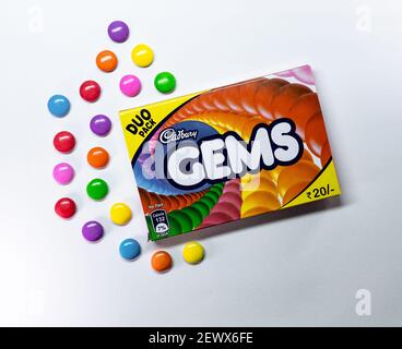 Chennai, Tamil Nadu, Indien - 11. Februar 2021: Cadbury Gems ist ein farbenfroher Knopf mit einer knusprigen Schale gefüllt mit Milchschokolade. Stockfoto