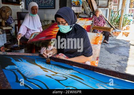 Traditionelle Batikmalerei, oder Färben, in einer Werkstatt in Yogyakarta, Indonesien Stockfoto