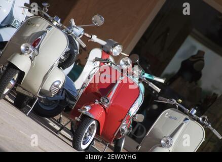 PORTO VERVO, ITALIEN - 29. Aug 2016: Porto Cervo, Italien - 29. Juni 2016: Piaggio Vespa vintage Sprint Motorroller Motorrad Motorrad Stockfoto