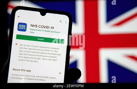 Silhouette der Person, die die mobile Anwendung NHS Covid-19 UK in verwendet samsung Mobile Stockfoto