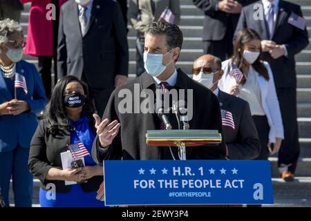 Der Vertreter der Vereinigten Staaten, John Sarbanes (Demokrat von Maryland), hält eine Rede, während er sich den Demokraten des Repräsentantenhauses zu einer Pressekonferenz bezüglich H.R. 1, dem for the People Act von 2021, über die Schritte des East Front House im US-Kapitol in Washington, DC, USA, anschloss, Mittwoch, den 3. März, 2021. Foto von Rod Lampey/CNP/ABACAPRESS.COM Stockfoto