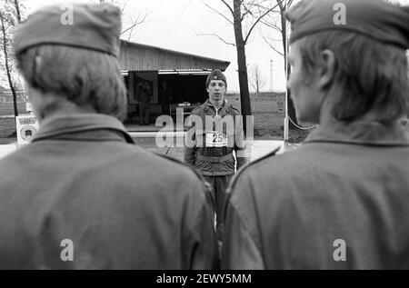 30. November 1981, Sachsen, Delitzsch: Teilnehmer. Kreiswehrspartakiaden finden, wie hier 1982 in Delitzsch, unter der Schirmherrschaft des GST statt. Genaues Aufnahmedatum nicht bekannt. Foto: Volkmar Heinz/dpa-Zentralbild/ZB Stockfoto