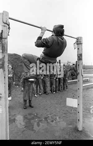 30. November 1981, Sachsen, Delitzsch: Pull-ups in Uniform. Unter der Schirmherrschaft des GST finden, wie hier 1982 in Delitzsch, Bezirksmilitärparaden statt. Genaues Aufnahmedatum nicht bekannt. Foto: Volkmar Heinz/dpa-Zentralbild/ZB Stockfoto