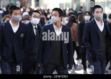 Tokio, Japan. März 2021, 03rd. Gymnasiasten mit Gesichtsmasken als vorbeugende Maßnahme gegen die Verbreitung von Covid-19 gehen in Richtung JR Shibuya Station im Zentrum von Tokio. Kredit: SOPA Images Limited/Alamy Live Nachrichten Stockfoto