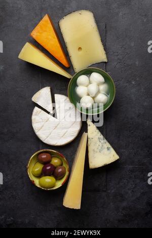 Verschiedene Käse und Oliven. Draufsicht flach liegend Stockfoto