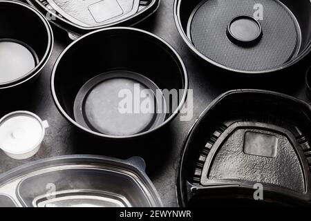 Verschiedene saubere Kunststoffbehälter zum Mitnehmen oder Anbringen von Lebensmitteln Stockfoto