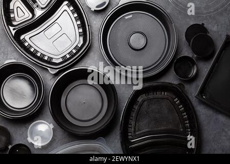 Verschiedene saubere Kunststoffbehälter zum Mitnehmen oder Anbringen von Lebensmitteln Stockfoto