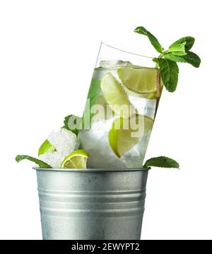 Mojito Cocktail mit Eis, Limette und Minze in einem Metalleimer mit Eis. Isoliert auf weißem Hintergrund. Stockfoto