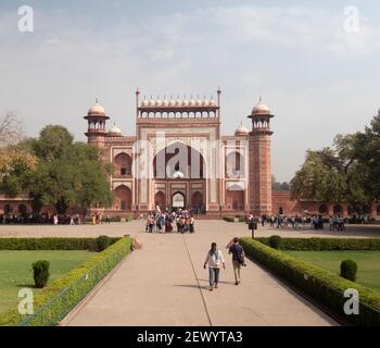 AGRA, INDIEN - MÄRZ, 26, 2019: Breiter Schuss des Haupteingangstors zum taj mahal in agra, indien. Auch bekannt als Darwaza-i-rauza oder großes Tor. Stockfoto