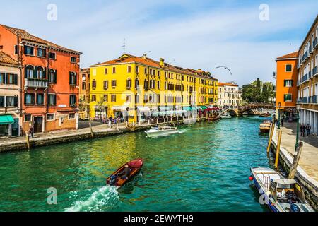 Großer Kanal Rio Novo Boote Restaurants Brücke Santa Croce Venedig Italien Stockfoto