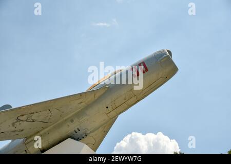 Eine Aufnahme des Mig 19 Denkmals in einem niedrigen Winkel Tiraspol Stockfoto