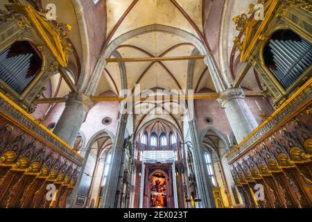 Chorraum Orgel Tizian Himmelfahrt Jungfrau Maria Aufstieg zum Himmel Gemälde Santa Maria Gloriosa de Frari Kirche San Polo Venedig Italien. Kirche abgeschlossen Stockfoto