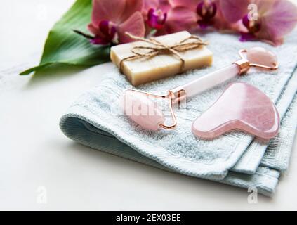 Natürliche Hautpflege und Spa Produkte mit handgemachten Naturseifen, Jade Gesicht Walze und Baumwolle Handtuch closeup, Wellness und Hautpflege Konzept, natürliche organische Wir Stockfoto