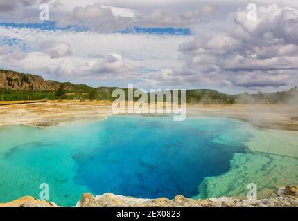 Inspirierende natürlichen Hintergrund. Pools und Geysire im Yellowstone National Park, USA. Stockfoto