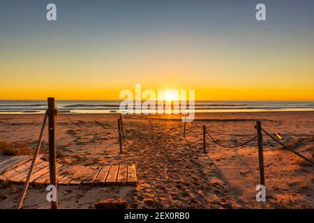 Der Strand bei einem schönen und ruhigen Sonnenaufgang Stockfoto