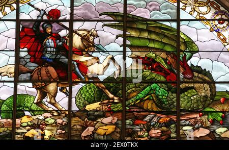 Georg und der Drache befleckte Glasfenster, St.-Georgs-Halle, Liverpool, Merseyside, Großbritannien Stockfoto