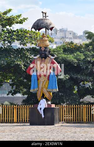 26th. Januar 2021, Pune, Maharashtra, Indien. Tourist sitzt an der riesigen Statue von Lord Vitthal im Katraj Lake Park Stockfoto