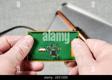 Ein Ingenieur, der an der Entwicklung von Mikrochips im Techniklabor arbeitet. Fertigungs- und Nanotechnologie-Konzept Stockfoto