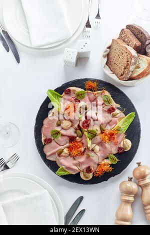 Rind- oder Schweinefleisch in Scheiben geschnitten mit mariniertem Gemüse und Sauce. Wunderschön dekoriertes Catering-Bankett-Menü. Essen Snacks und Vorspeisen für Buffet. Auf weiß Stockfoto