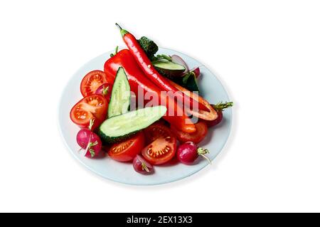 Schneiden Sie frisches Gemüse auf einen Teller Stockfoto