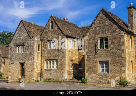 Drei schöne original mittelalterlichen Häusern im Dorf Lacock, Wiltshire in England. Stockfoto