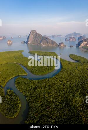 Panoramablick auf Sametnangshe, Blick auf Berge in der Phangnga Bucht mit Mangrovenwald in Andamanensee mit Abenddämmerung Himmel, Reiseziel in Phangnga, Thailand. Südostasien Stockfoto