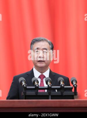 Peking, China. März 2021, 4th. Wang Yang, Vorsitzender des Nationalen Komitees der Politischen Beratenden Konferenz des chinesischen Volkes (CPPCC), gibt bei der Eröffnungssitzung der vierten Sitzung des Nationalen Komitees des CPPCC 13th in der Großen Halle des Volkes in Peking einen Arbeitsbericht des Ständigen Ausschusses des Nationalen Komitees des CPPCC vor. Hauptstadt von China, 4. März 2021. Quelle: Wang Ye/Xinhua/Alamy Live News Stockfoto