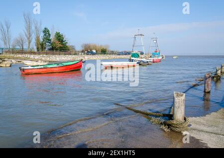 Greenfield, Flintshire, UK: Mar 2, 2021: Während Juli bis Dezember, Greenfield Dock ist, wo lokale Fischer landen ihre Fang von Herzmuscheln. Fischerboot Stockfoto