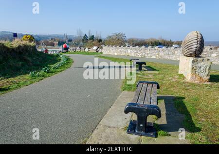 Greenfield, Flintshire, Großbritannien: 2. März 2021: Öffentliche Skulpturen und Sitzbereiche, um die Aussicht zu genießen, sind ein gemeinsames Merkmal auf dem North wales Coastal Path. Se Stockfoto