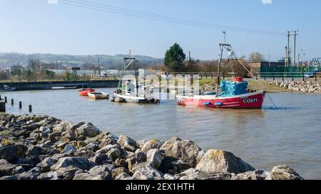 Greenfield, Flintshire, UK: Mar 2, 2021: Während Juli bis Dezember, Greenfield Dock ist, wo lokale Fischer landen ihre Fang von Herzmuscheln. Fischerboot Stockfoto