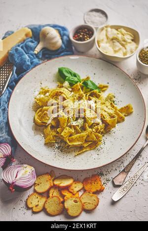 Leckere Tagliatelle Pasta mit Basilikum und grünem Pesto Stockfoto