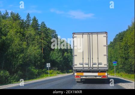 White Truck transportiert Fracht auf Landstraße Stockfoto