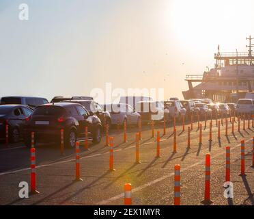 Autos in der Schlange zur Fähre. Seitenansicht. Stockfoto
