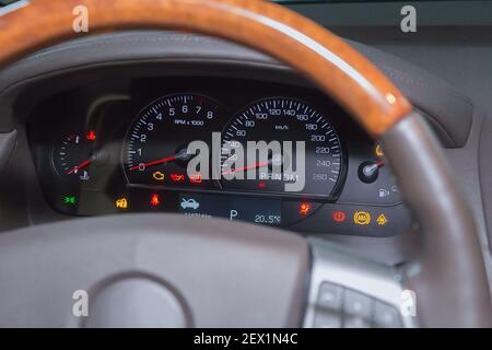 Geschwindigkeitsmesser auf dem Armaturenbrett des Fahrzeugs zeigt überhöhte Geschwindigkeit an Stockfoto