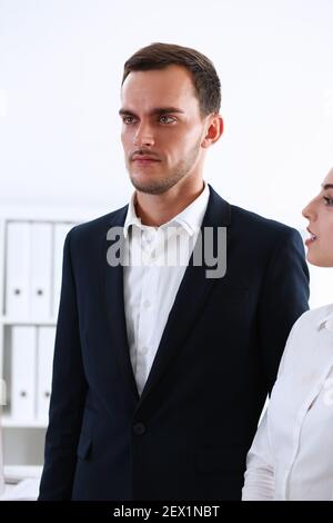 Porträt eines Geschäftsmannes und einer Geschäftsfrau im Büro Stockfoto