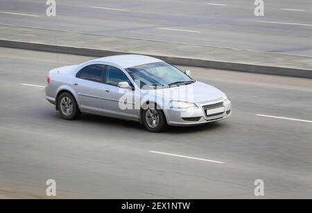 Moderne Auto fahren auf der City Street Stockfoto