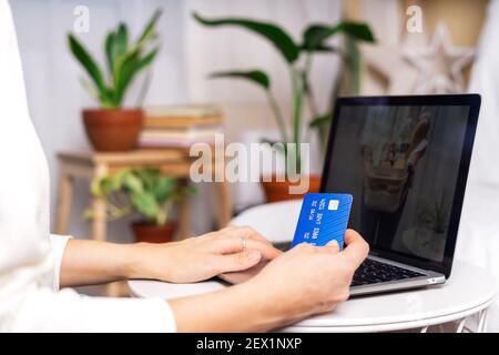 Frau, die mit Laptop und Kreditkarte einkaufen Stockfoto