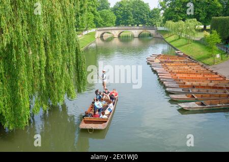 Punting on the River Cam auf dem Weg zur Trinity College Bridge an einem Frühlingstag in Cambridge, England, Großbritannien Stockfoto