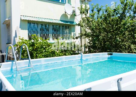 Privater Swimmingpool im Sommer Stockfoto