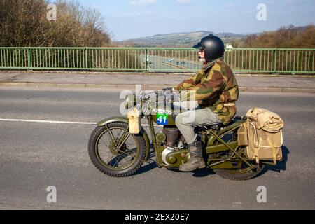 1949 40s vierziger Jahre grün BSA 500cc Motorradfahrer; zweirädriger Transport, Motorräder, klassisches britisches Fahrzeug auf britischen Straßen, Motorräder, Motorradfahrer, die in Manchester, Großbritannien, unterwegs sind Stockfoto