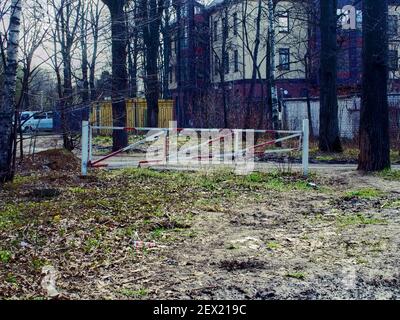 Tor am Eingang zum Wald im Frühjahr Stockfoto