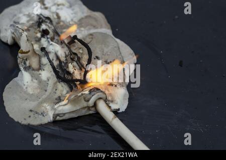 Das Konzept eines Hausgerätes Feuer. Die letzte Stufe des Kabelbrands aufgrund eines Kurzschlusses. Vollständig geschmolzenes elektrisches Gerät. Feuer Stockfoto