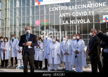 Rom, ITALIEN - 24. Februar 2021: Der Präsident der Region Latium und Sekretär der Demokratischen Partei Nicola Zingaretti nimmt an der Eröffnung des "Anti-Covid" Impfzentrums im Cloud Convention Center Teil. Stockfoto