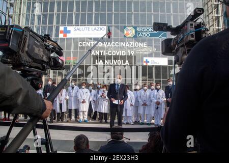 Rom, ITALIEN - 24. Februar 2021: Der Präsident der Region Latium und Sekretär der Demokratischen Partei Nicola Zingaretti nimmt an der Eröffnung des "Anti-Covid" Impfzentrums im Cloud Convention Center Teil. Stockfoto